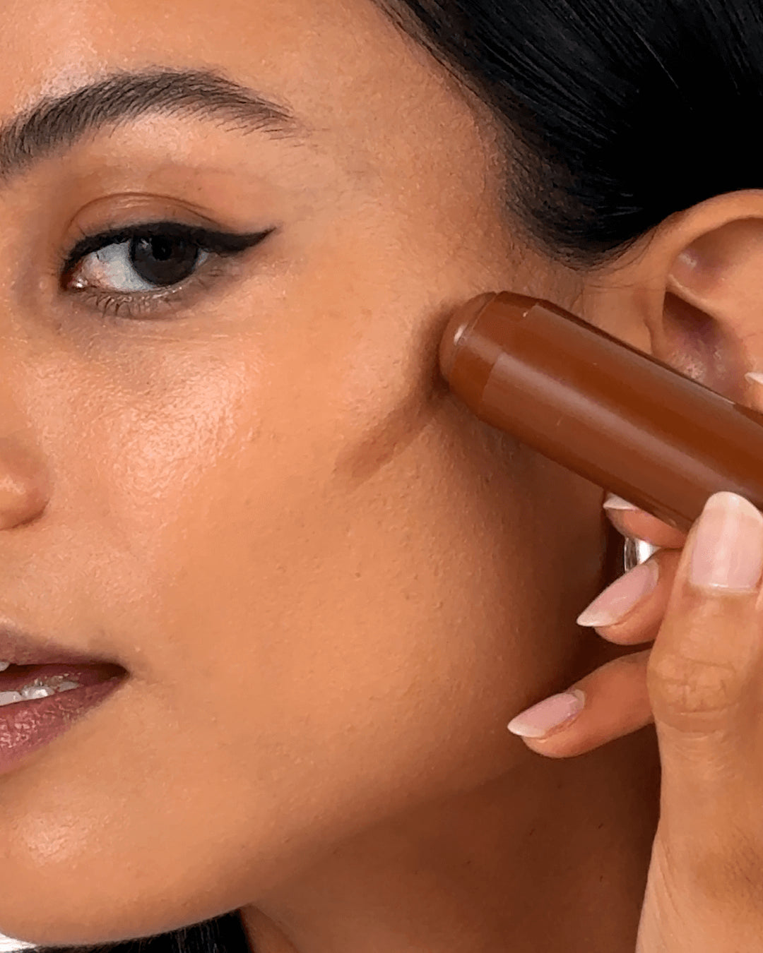 Load video: Chubby Stick Sculpting Contour application video