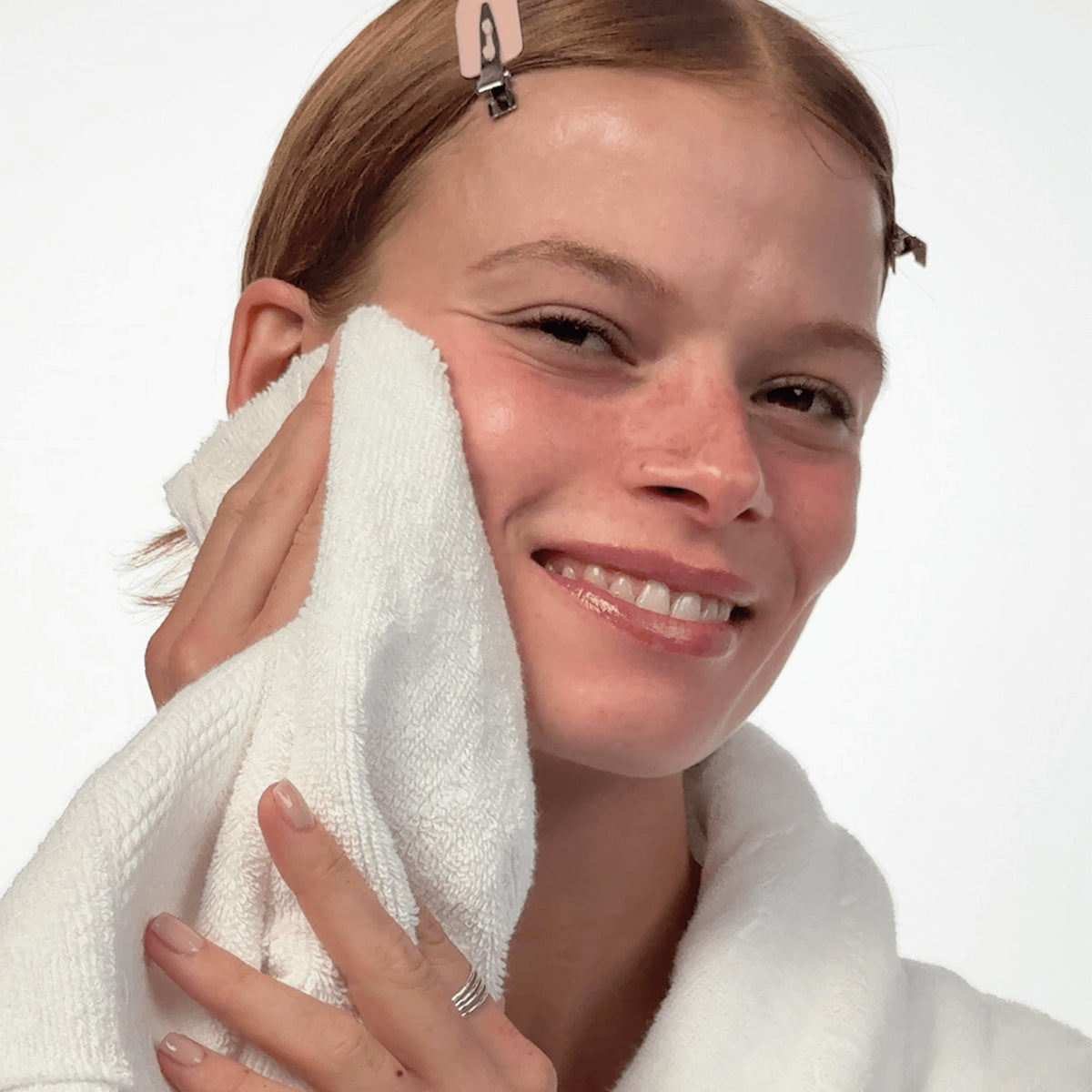 Load video: Moisture Surge Exfoliating Glow Cleanser application video