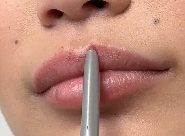Achieve the perfect pout: A step-by-step guide on applying lip liner