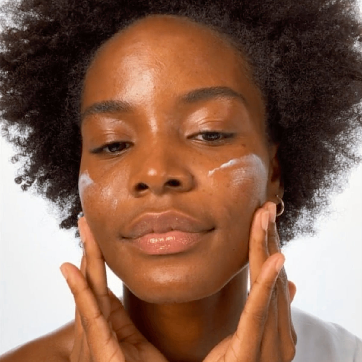 Load video: Clinique Daily Calm Soothing Repair Cream application video