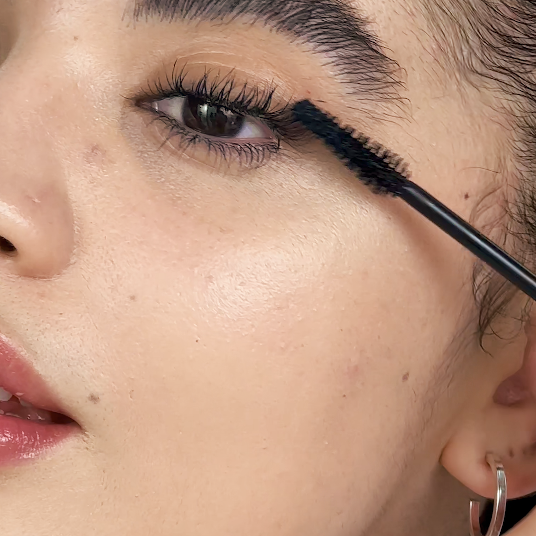 Load video: High Impact High-Fi Full Volume Mascara application video